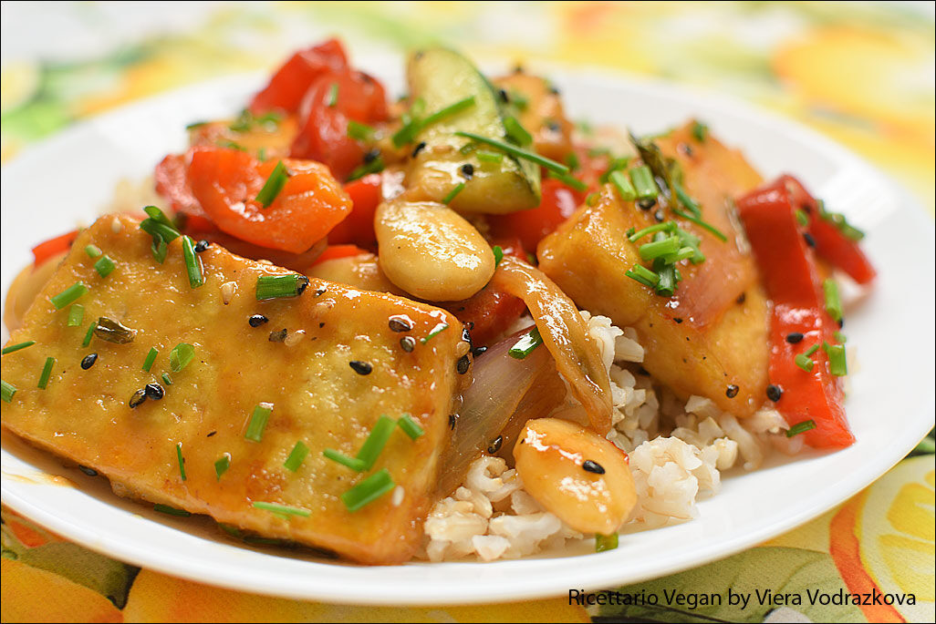 Tofu al balsamico con le verdure e riso integrale