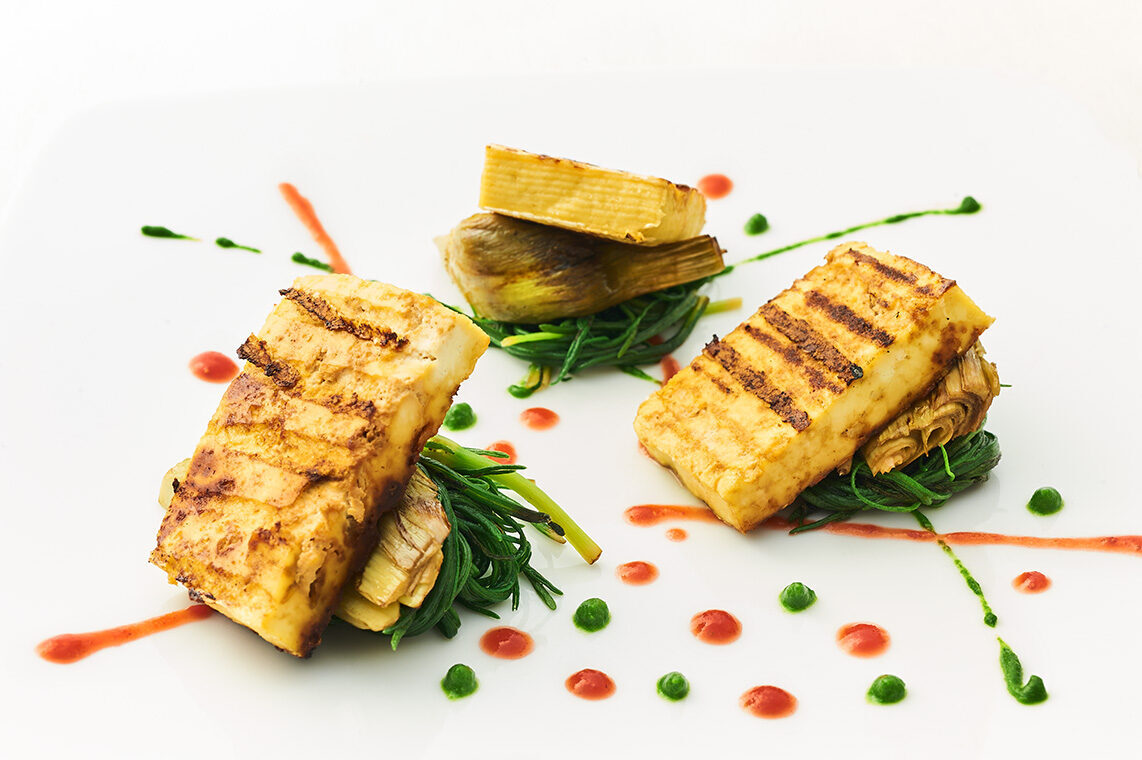 Tofu con agretti e carciofi in verde e rosso