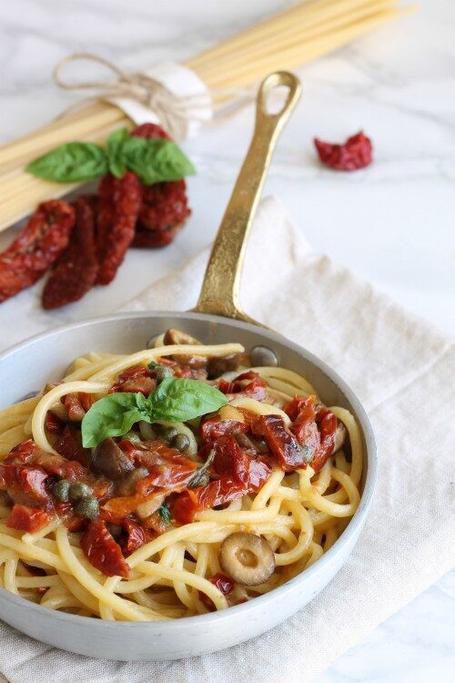 Tonnarelli con pomodori secchi, olive e capperi..un primo piatto gustoso e veloce