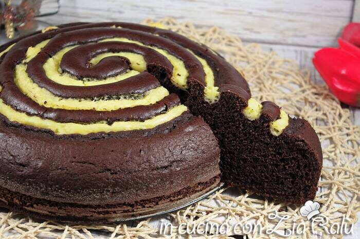 Torta a spirale bicolore cacao e crema