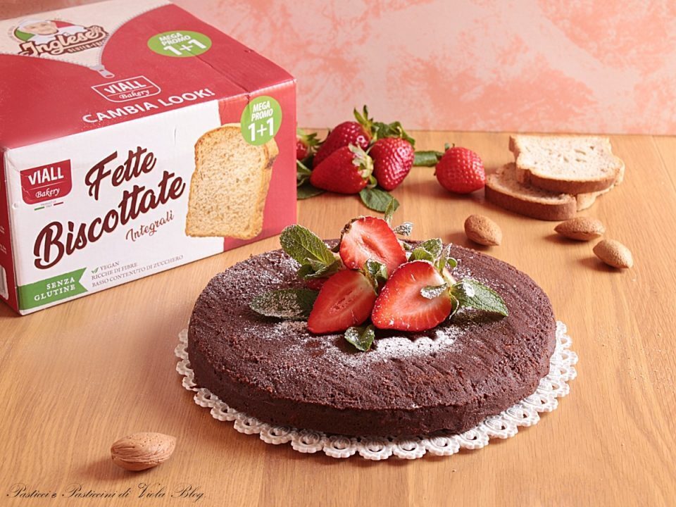 Torta al cioccolato con fette biscottate integrali di inglese