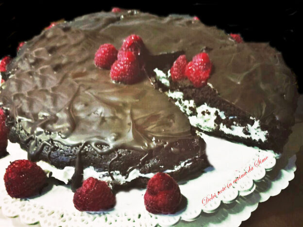 Torta al cioccolato farcita con panna e lamponi