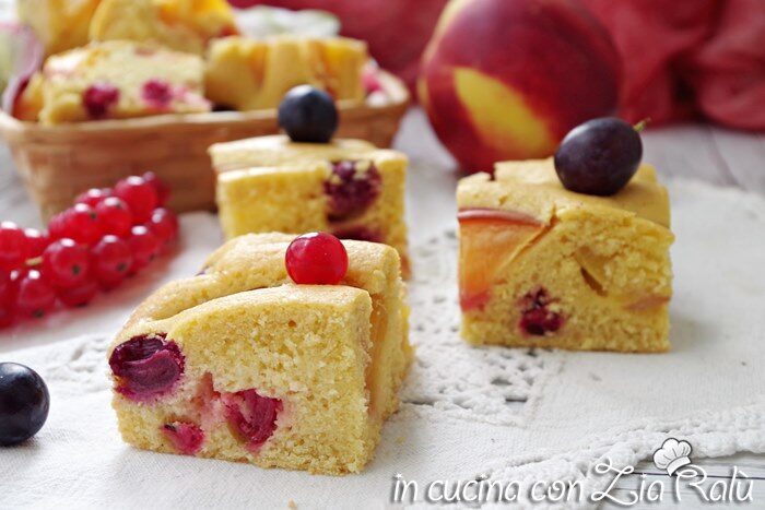 Torta al cocco con frutta fresca