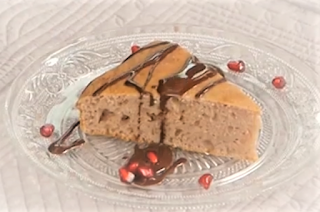 Torta al melograno con glassa al cioccolato e olio evo