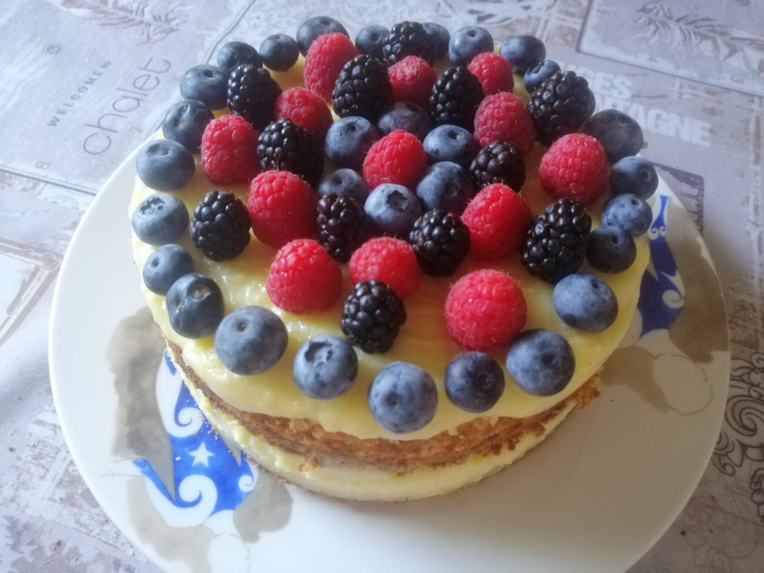 Torta alla crema e frutti di bosco
