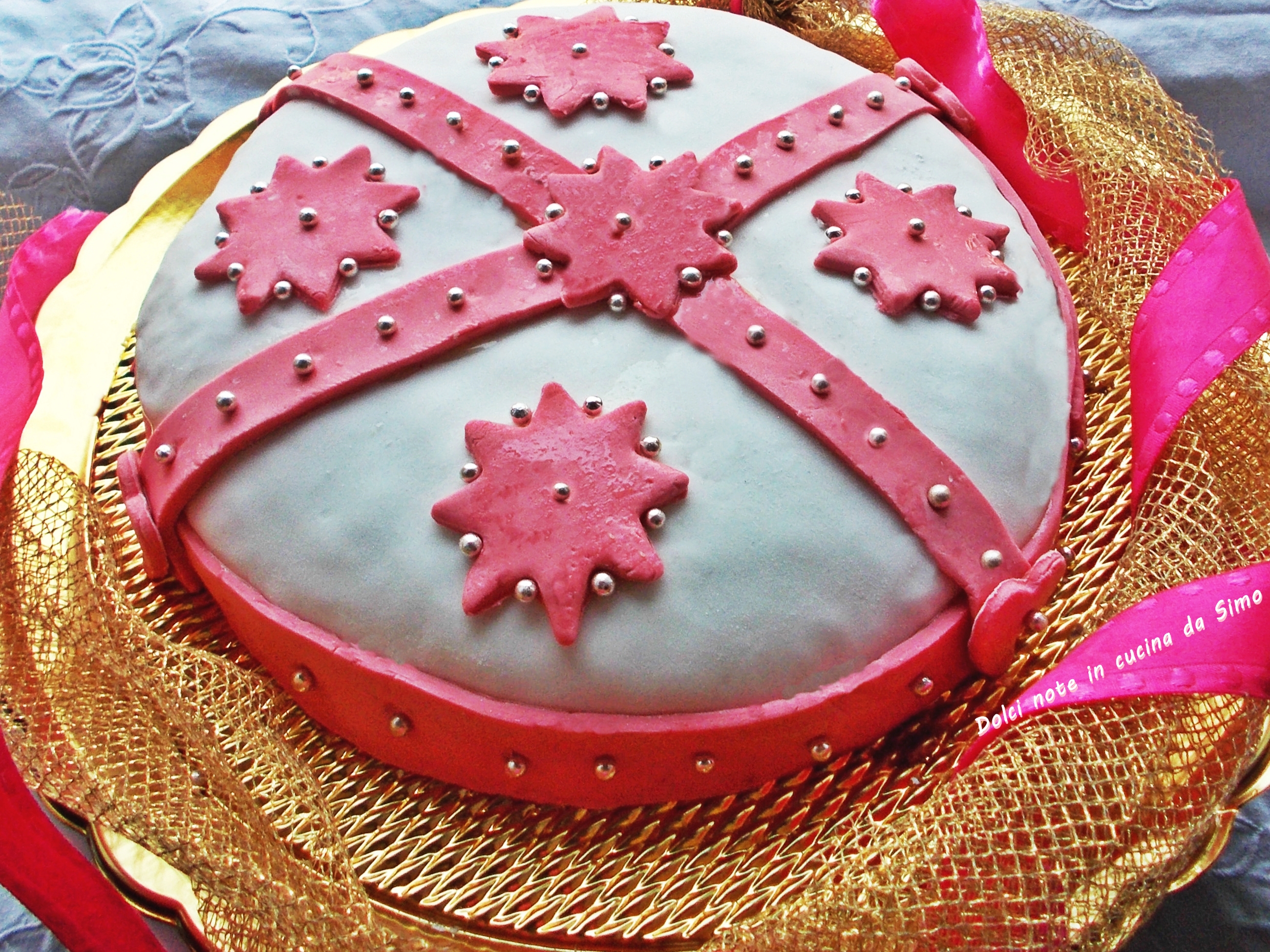 Torta alla panna e nutella decorata con pasta di zucchero
