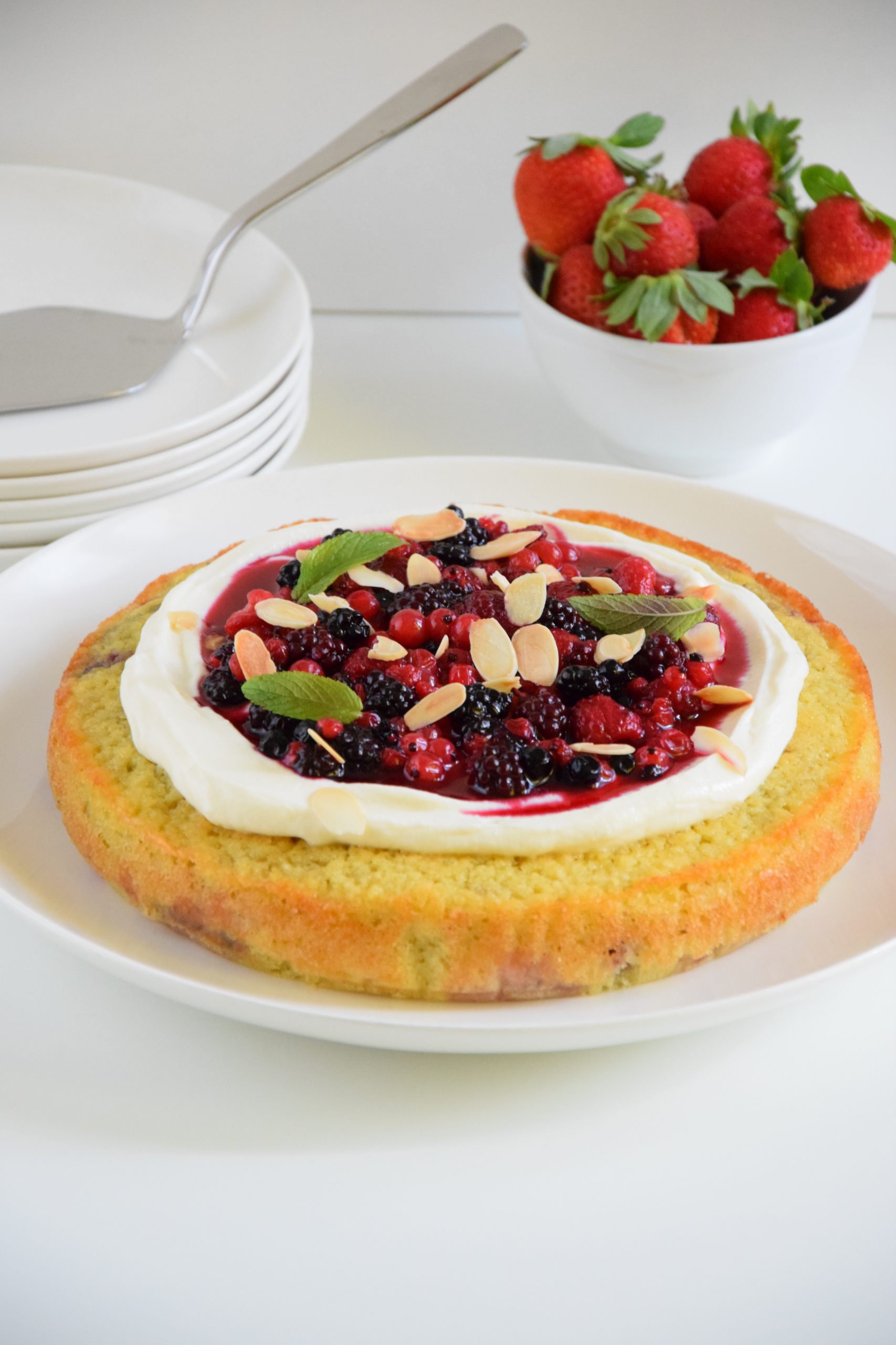 Torta alle mandorle con ricotta e frutti di bosco