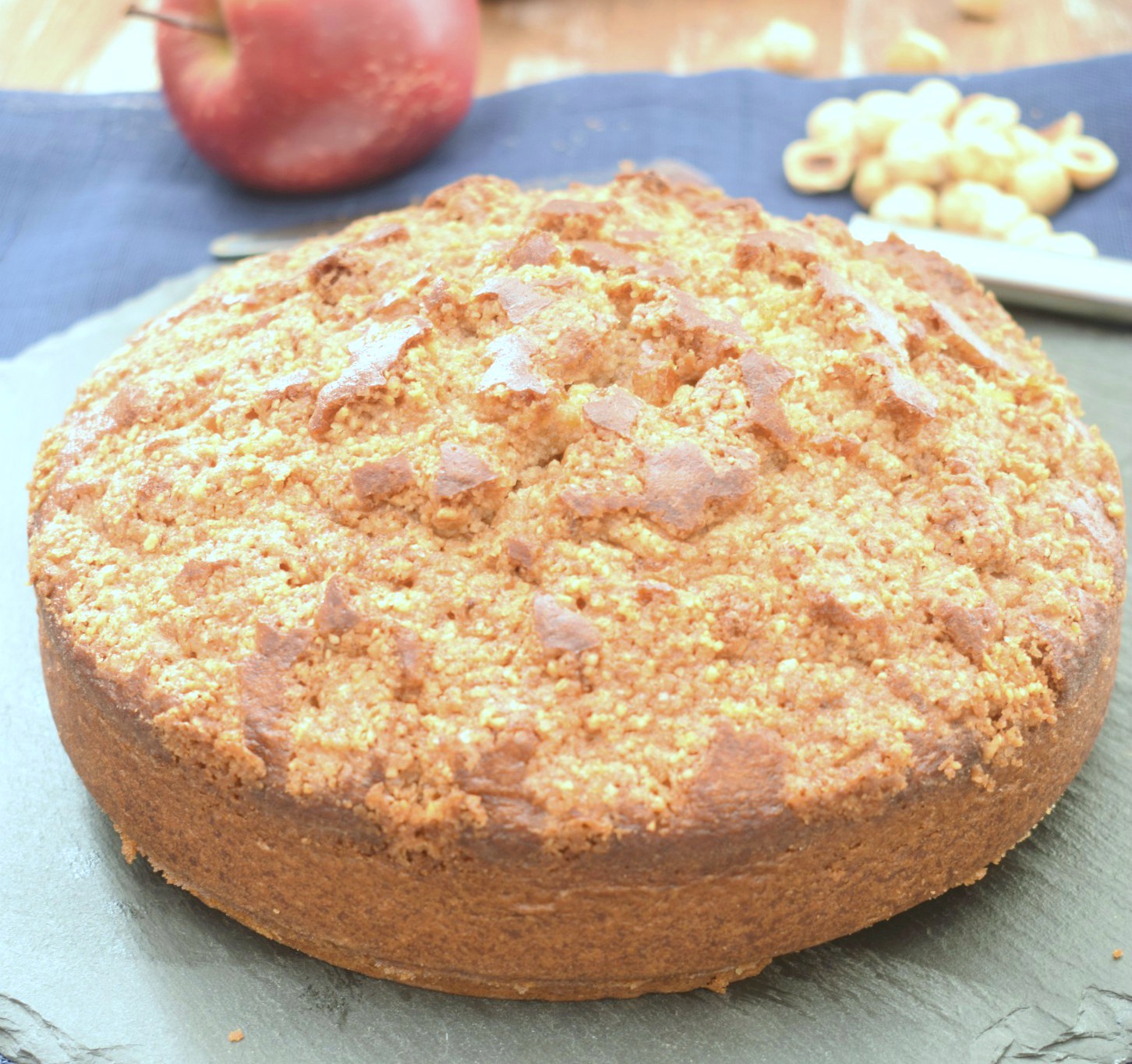 Torta alle mele e crumble di nocciole e cannella