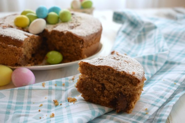 Torta alle noci con ovetti di cioccolato