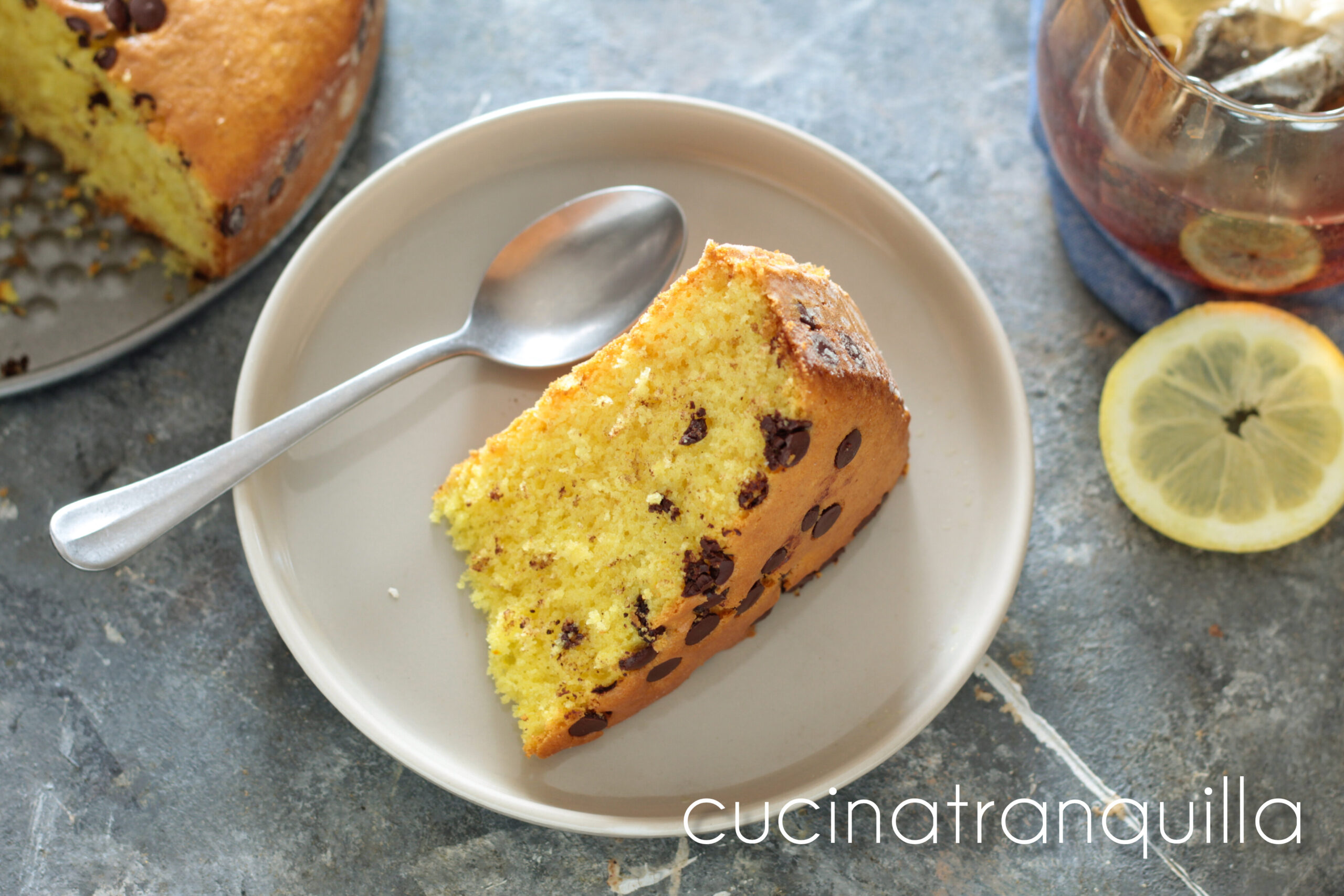 Torta allo zafferano con gocce di cioccolato