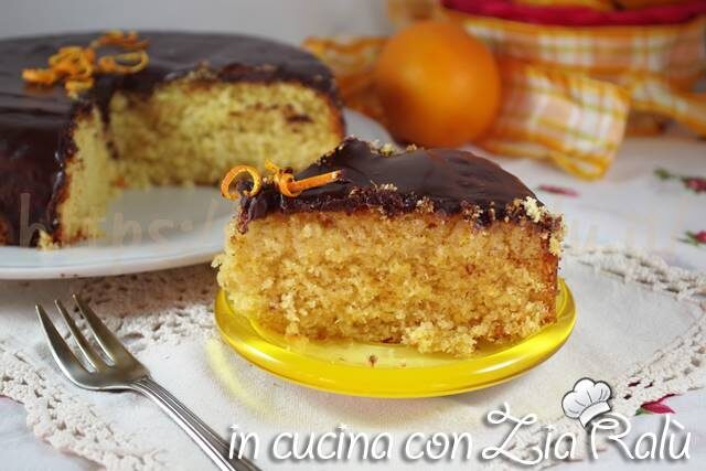 Torta arancia e cocco coperta al cioccolato