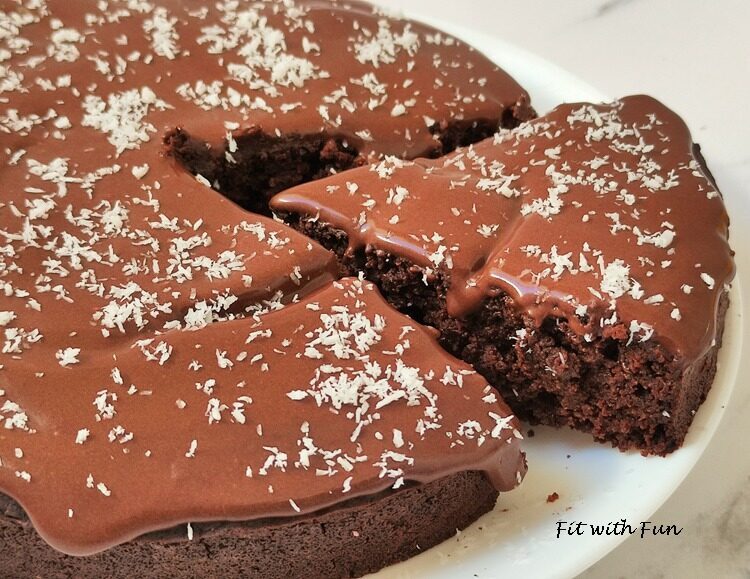 Torta barbabietola rossa e cacao con crema avocado e cacao
