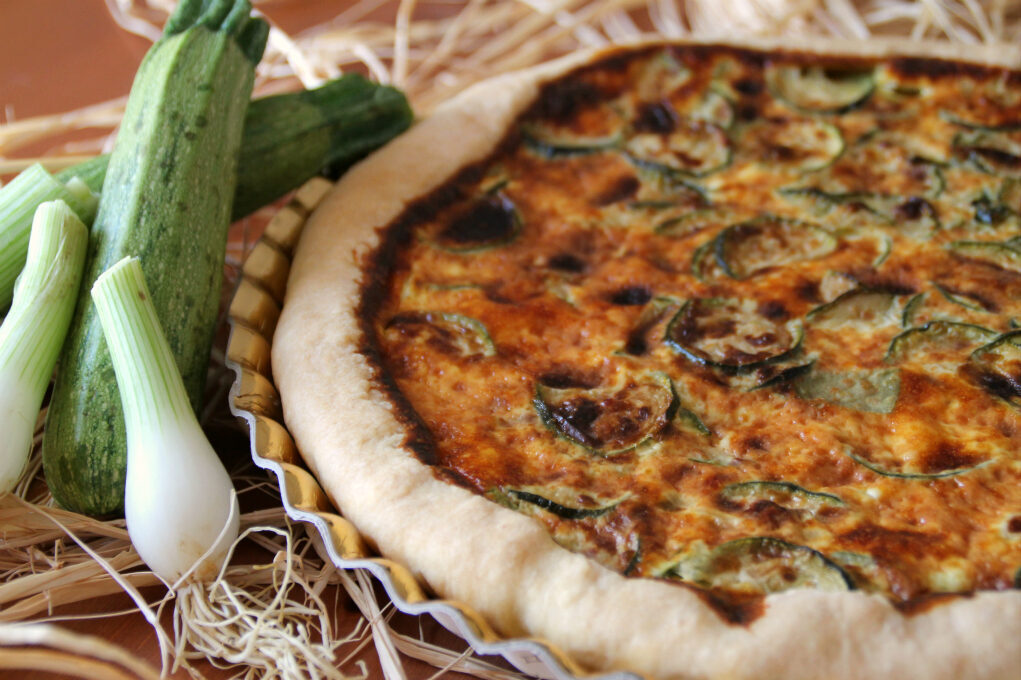 Torta brisée con zucchine e cipollotti