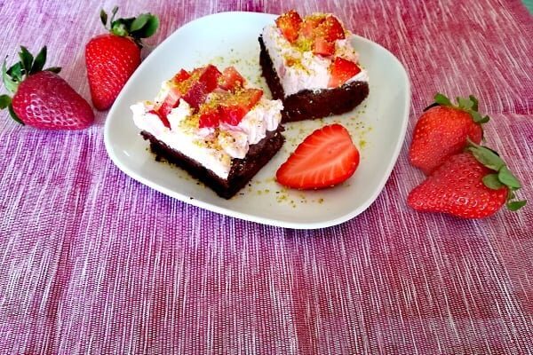 Torta cioccolato, panna e fragole: ricetta veloce, pochi ingredienti