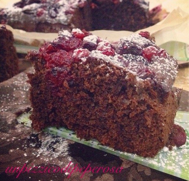 Torta cioccolatosa ai frutti di bosco
