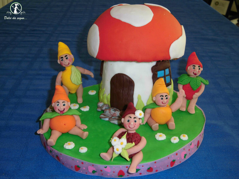 Torta con fruttini in pasta di zucchero