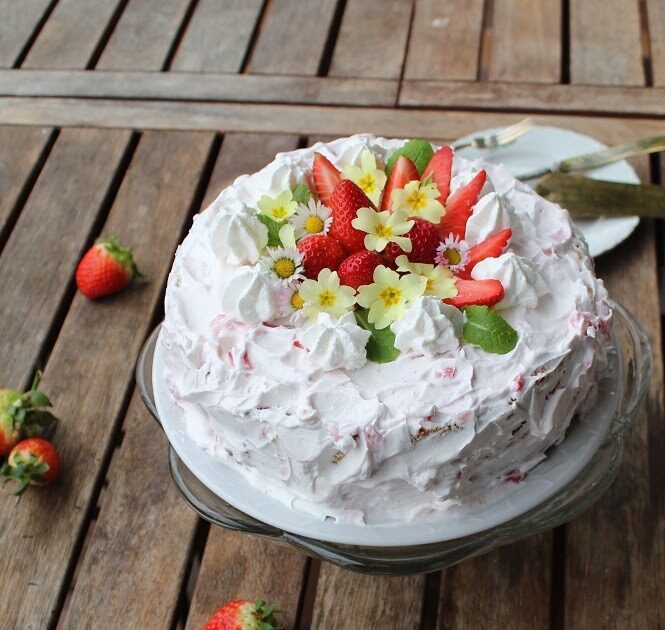 Torta con panna, fragole e limoncello