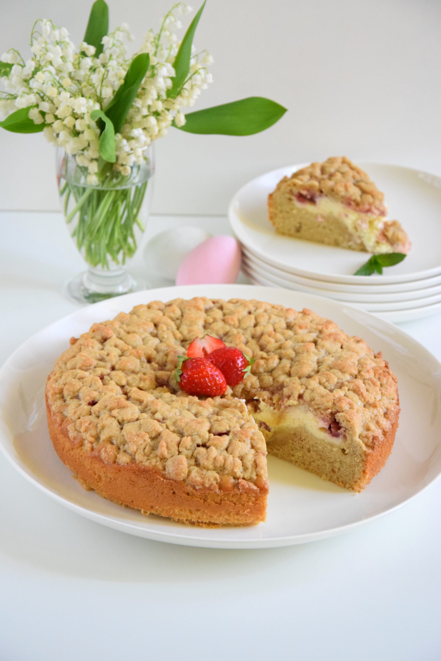 Torta cremosa al caffè con fragole e crumble