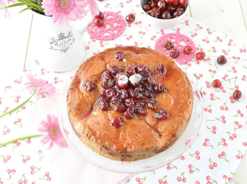 Torta cremosa alla ricotta e ciliegie