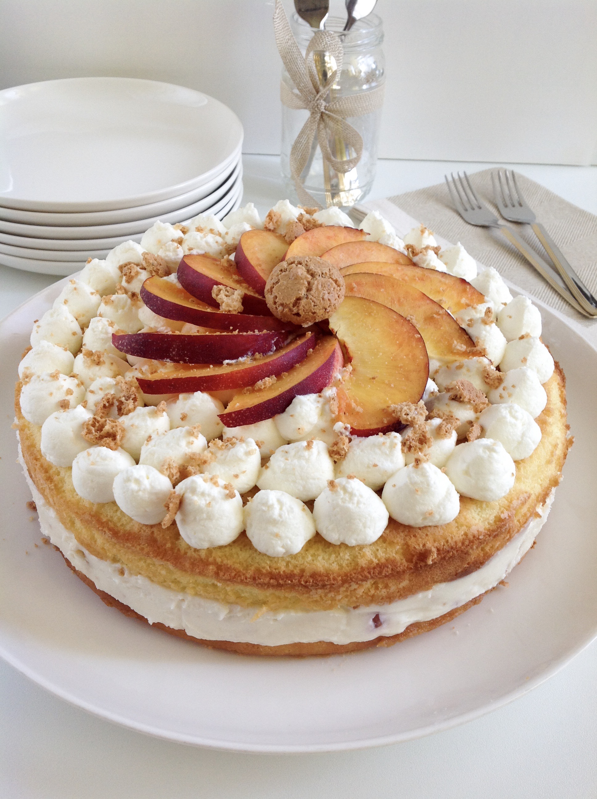 Torta cremosa con ricotta pesche e amaretti