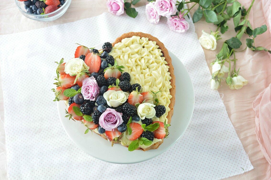 Torta cuore con crema pasticcera al cioccolato bianco