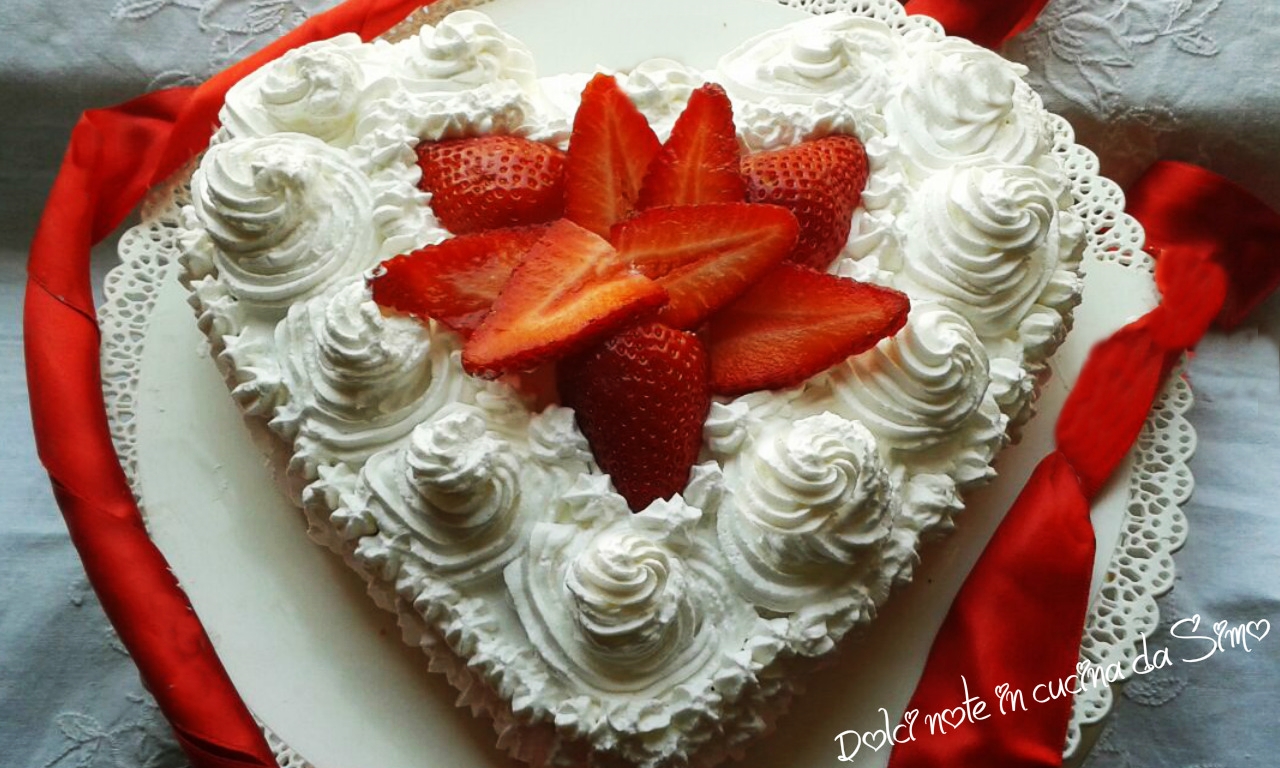 Torta cuore di panna e fragole