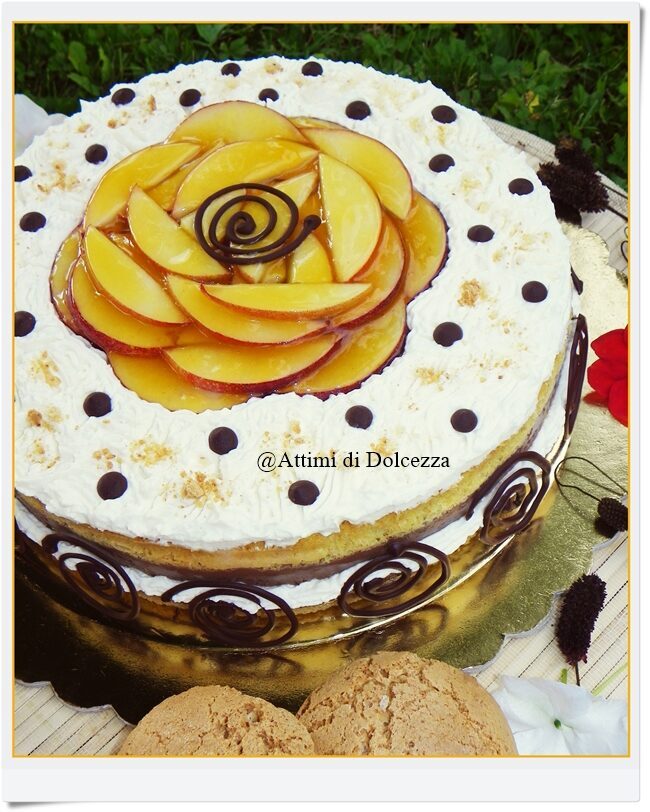 Torta decorata agli amaretti con pesche e cioccolato