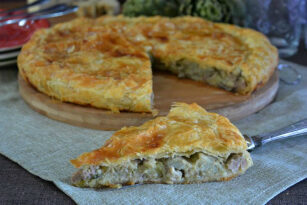Torta di carciofi con salsiccia e formaggio primosale