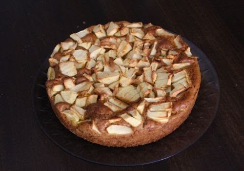 Torta di mele senza uova e senza lattosio in friggitrice ad aria