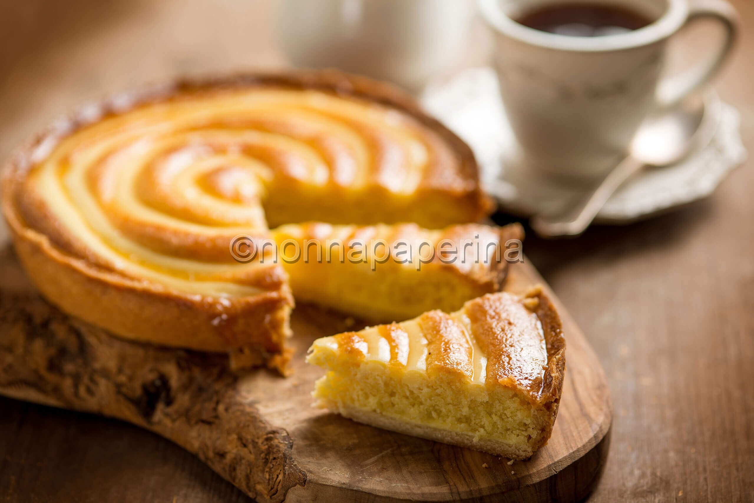 Torta di pere con crema al limone, un dolce gustoso