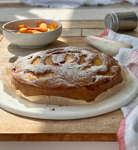 Torta di pesche senza burro, profumata al limone e al rosmarino
