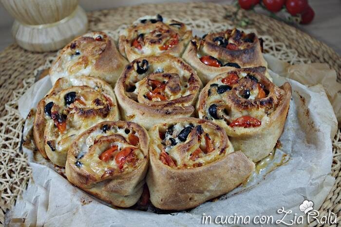 Torta di rose salata pomodori olive e mozzarella