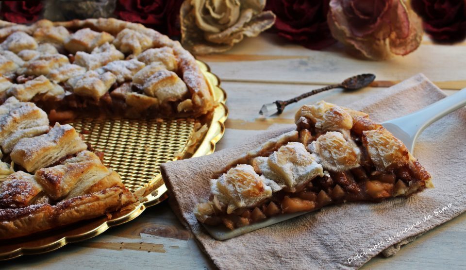 Torta di sfoglia con le mele e noci