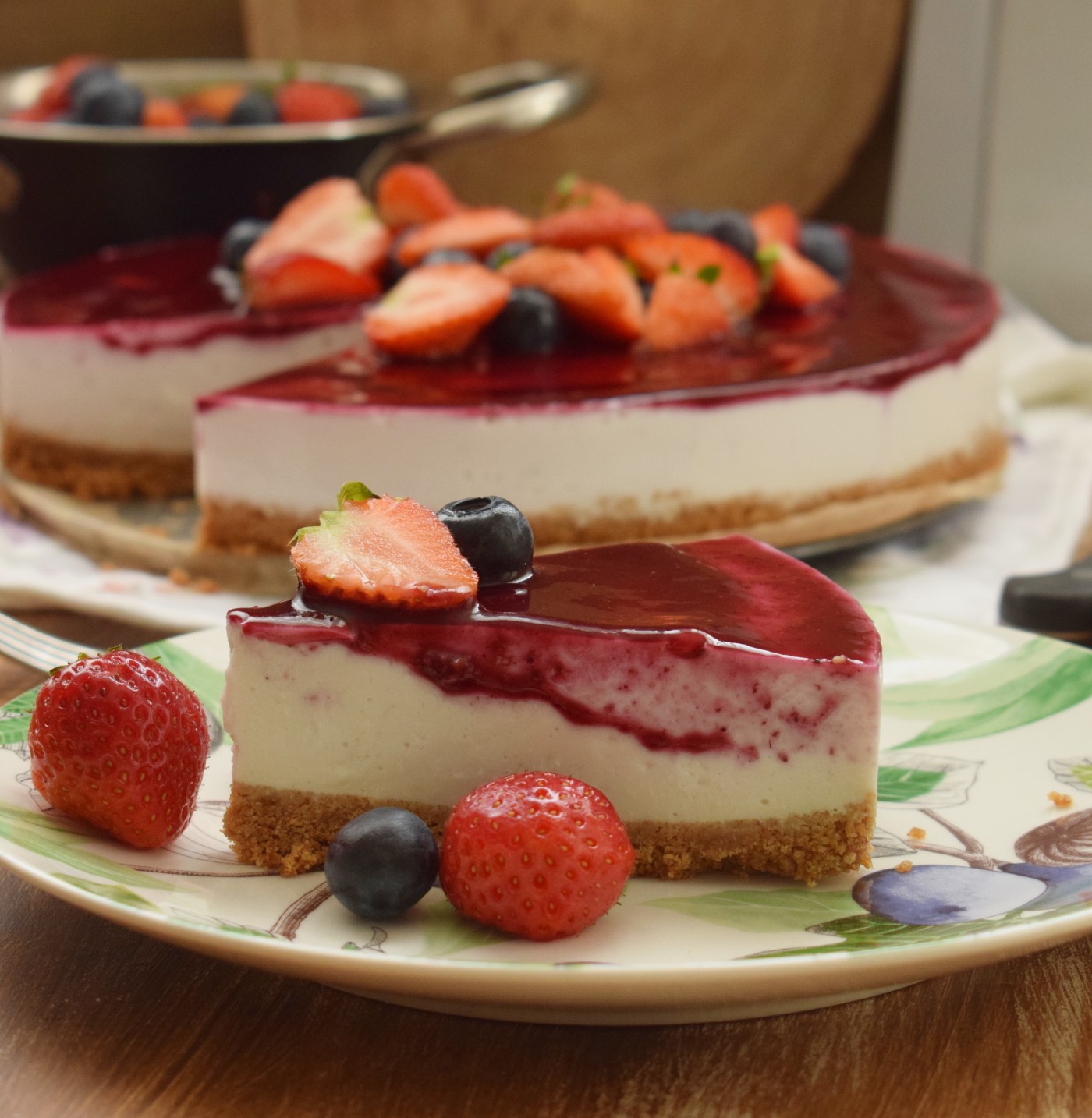 Torta fredda ai frutti rossi con ricotta e yogurt greco