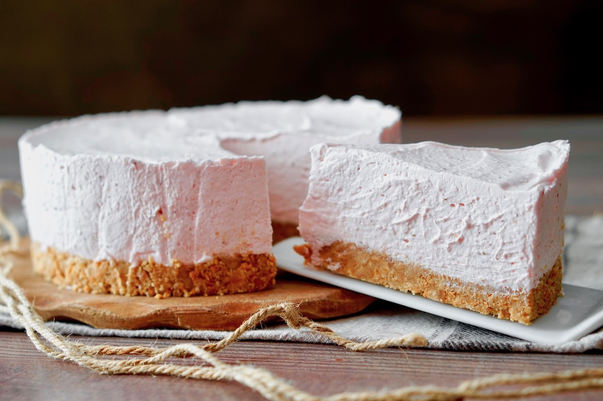 Torta fredda alle fragole e cioccolato bianco