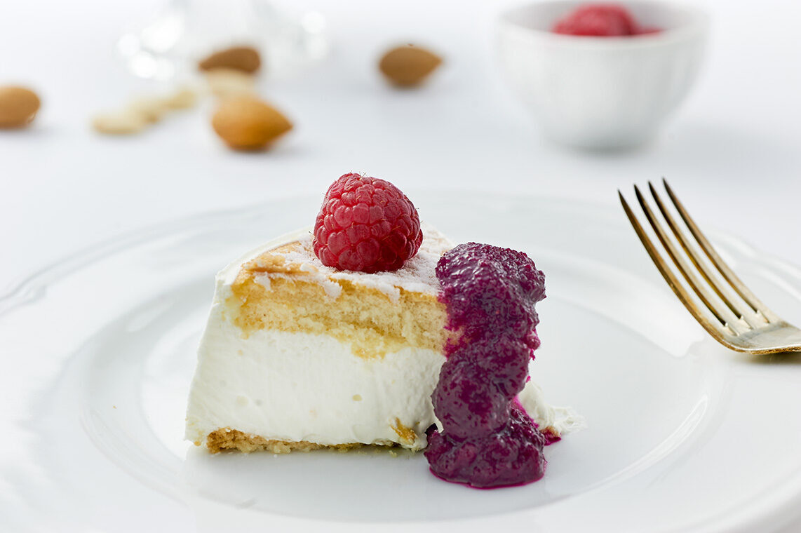 Torta fredda alle mandorle e lamponi
