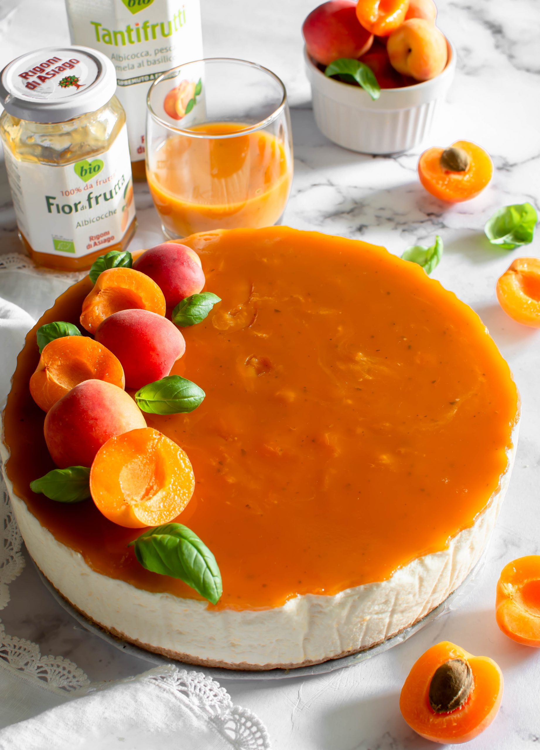 Torta fredda allo yogurt con gelatina al succo di frutta e confettura di albicocche