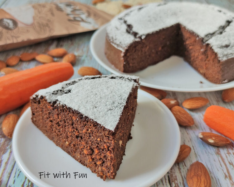 Torta fresca di carote, carruba e mandorle