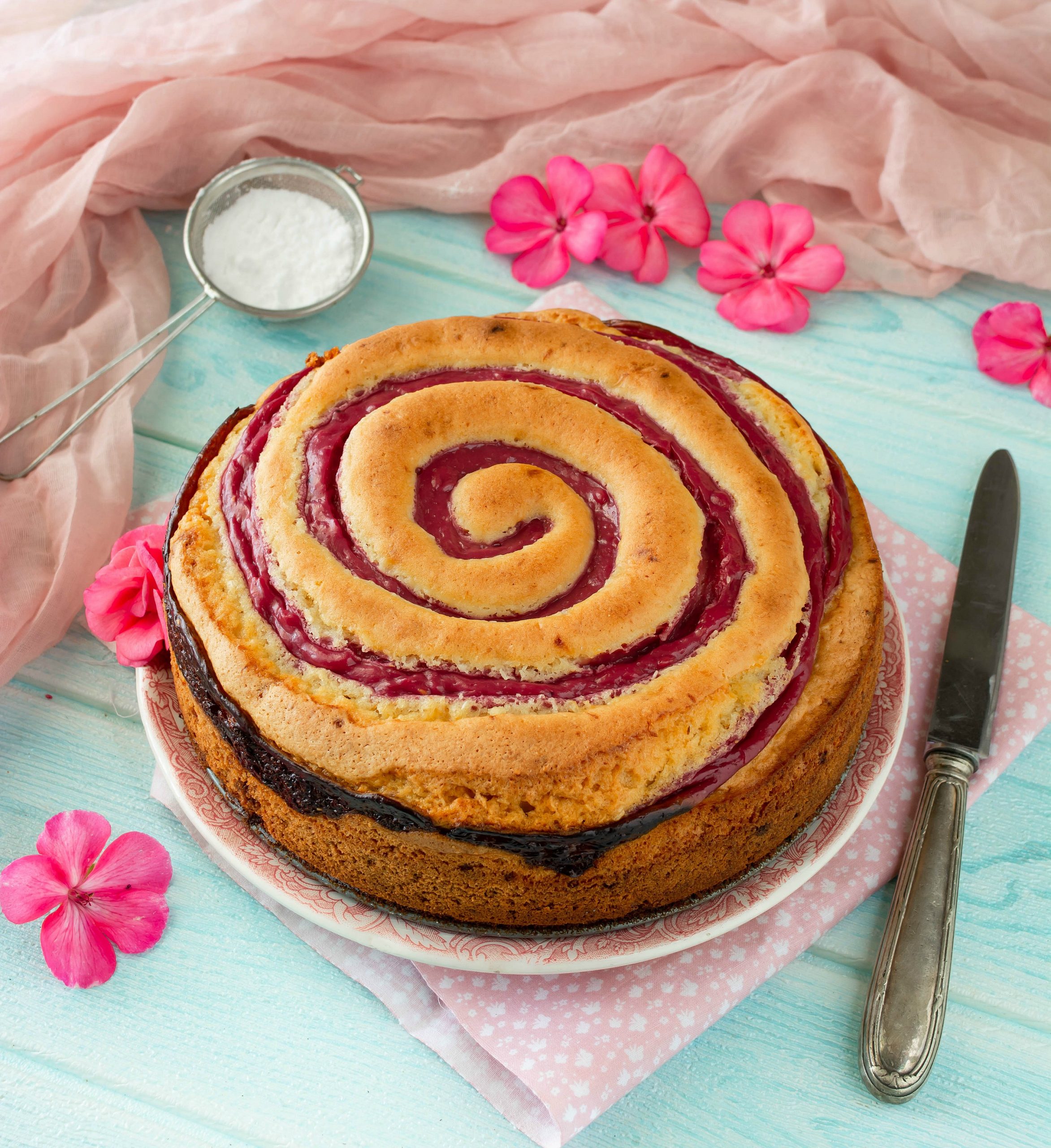 Torta girella ai frutti rossi con cioccolato bianco e cocco