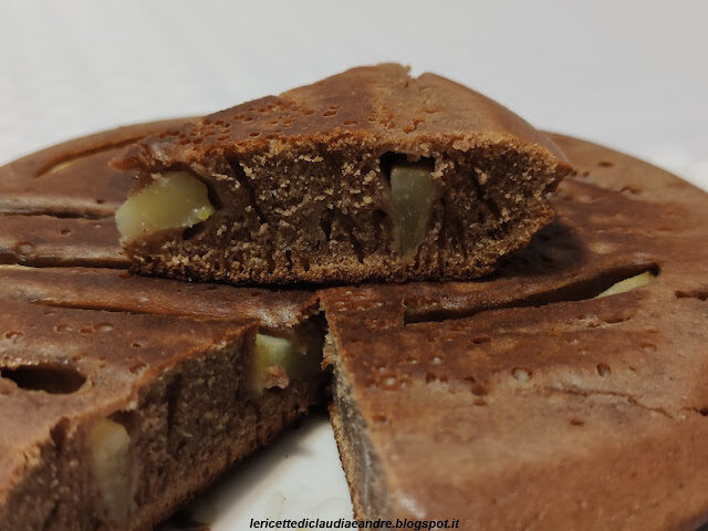 Torta in padella con caramelle al miele, cacao e pera