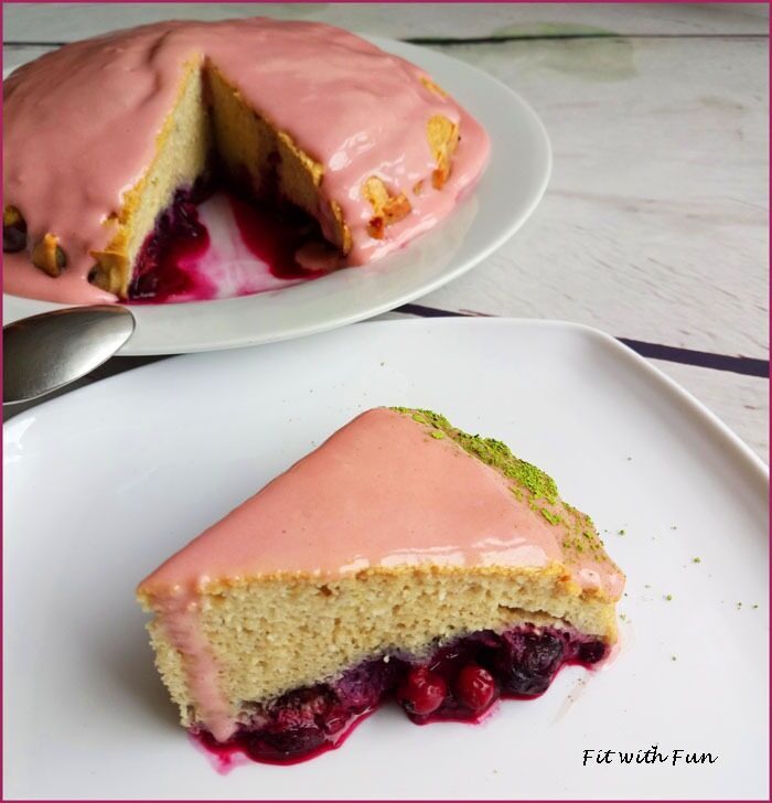 Torta mandorle e frutti di bosco con glassa proteica