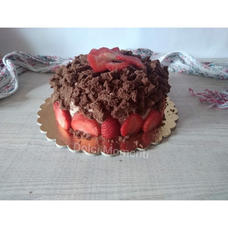 Torta mimosa al cacao e fragole