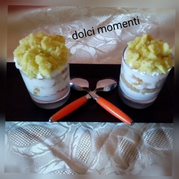 Torta mimosa nel bicchiere con pezzi di  albicocche