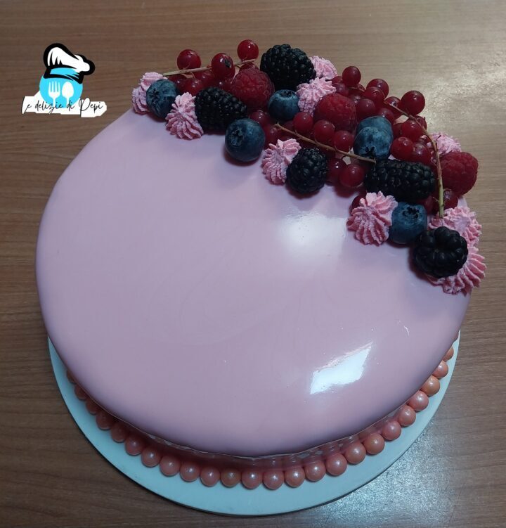 Torta moderna ai frutti di bosco