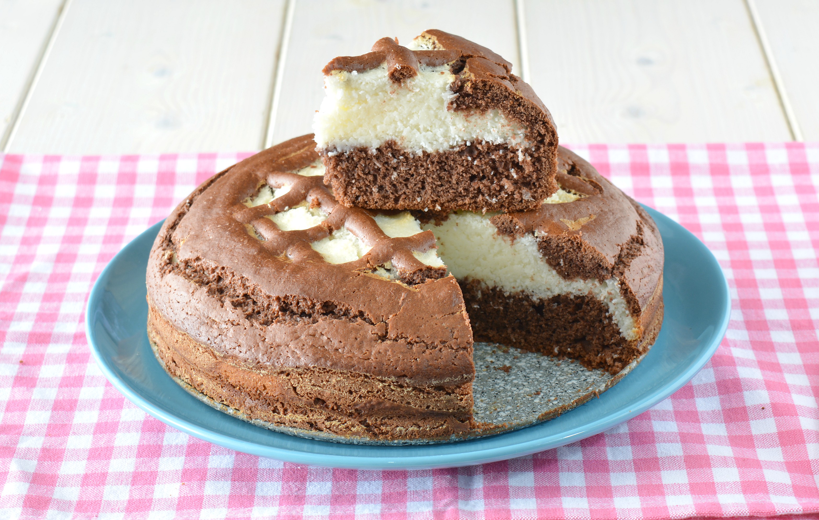 Torta morbida al cacao con crema al cocco