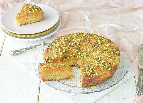 Torta morbida al caramello e albicocche