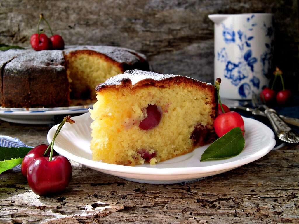 Torta morbida con le ciliegie