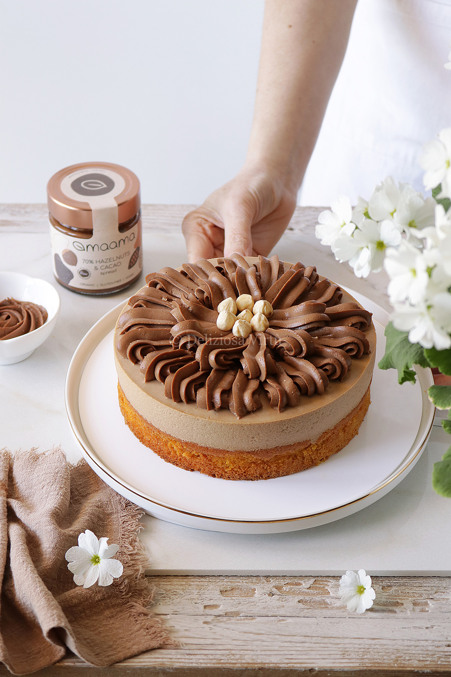 Torta mousse alle carote, nocciola e cioccolato