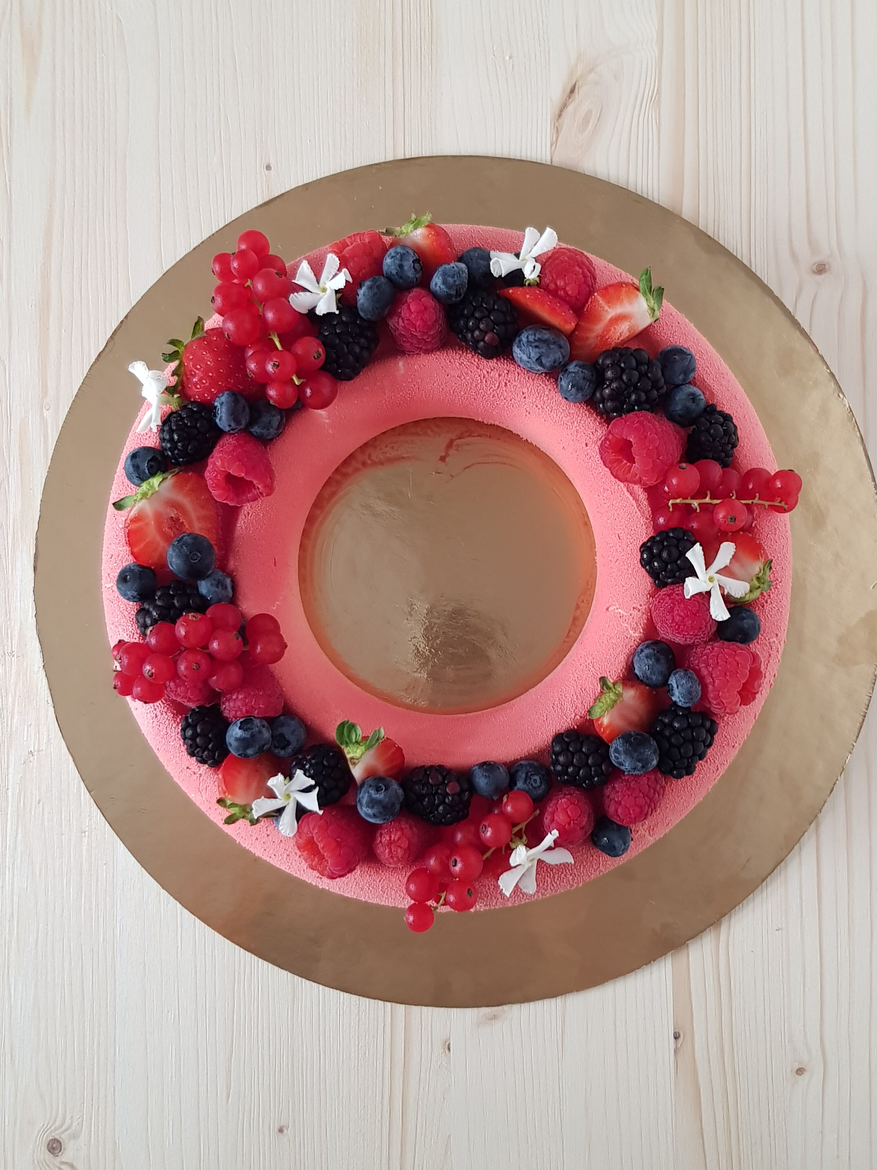 Torta perla rubino al cioccolato bianco e frutti rossi