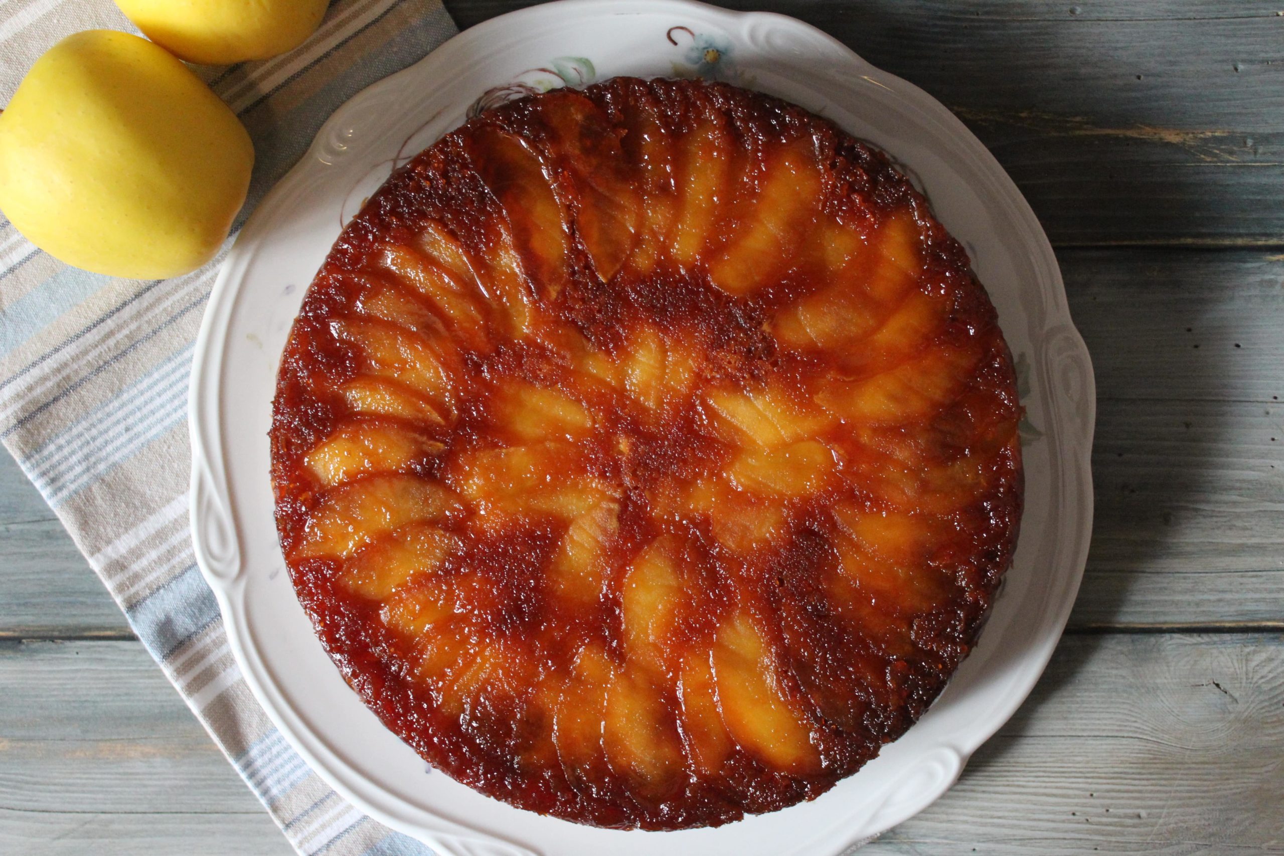 Torta rovesciata di mele con caramello